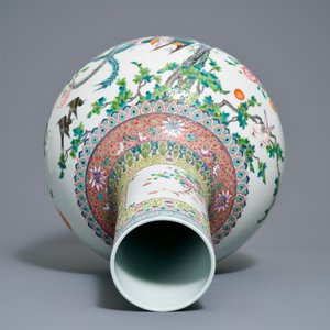 Un vase de forme tianqiu ping en porcelaine de Chine famille rose, marque de Qianlong, 20ème — photo 6
