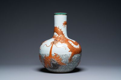 Un vase de forme 'tianqiu ping' en porcelaine de Chine famille verte à décor appliqué d'un dragon et de carpes, marque de Qianlong, 19ème