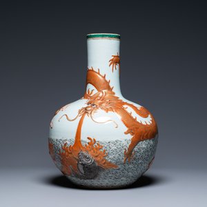 Un vase de forme 'tianqiu ping' en porcelaine de Chine famille verte à décor appliqué d'un dragon et de carpes, marque de Qianlong, 19ème — photo 1