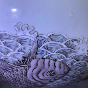 Un vase de forme 'tianqiu ping' en porcelaine de Chine famille verte à décor appliqué d'un dragon et de carpes, marque de Qianlong, 19ème — photo 14