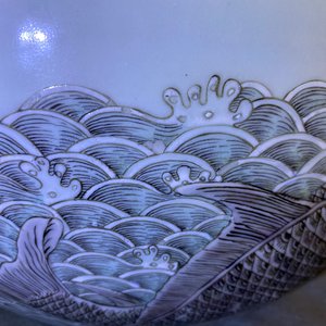 Un vase de forme 'tianqiu ping' en porcelaine de Chine famille verte à décor appliqué d'un dragon et de carpes, marque de Qianlong, 19ème — photo 18