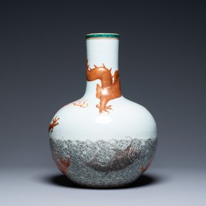 Un vase de forme 'tianqiu ping' en porcelaine de Chine famille verte à décor appliqué d'un dragon et de carpes, marque de Qianlong, 19ème — photo 3