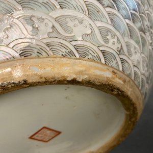 Un vase de forme 'tianqiu ping' en porcelaine de Chine famille verte à décor appliqué d'un dragon et de carpes, marque de Qianlong, 19ème — photo 31