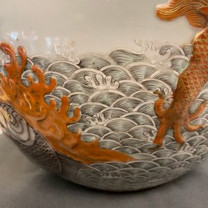 Un vase de forme 'tianqiu ping' en porcelaine de Chine famille verte à décor appliqué d'un dragon et de carpes, marque de Qianlong, 19ème — photo 36
