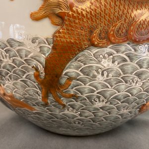 Un vase de forme 'tianqiu ping' en porcelaine de Chine famille verte à décor appliqué d'un dragon et de carpes, marque de Qianlong, 19ème — photo 37