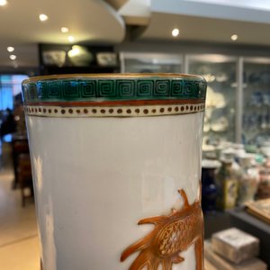 Un vase de forme 'tianqiu ping' en porcelaine de Chine famille verte à décor appliqué d'un dragon et de carpes, marque de Qianlong, 19ème — photo 39