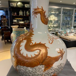 Un vase de forme 'tianqiu ping' en porcelaine de Chine famille verte à décor appliqué d'un dragon et de carpes, marque de Qianlong, 19ème — photo 40