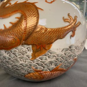 Un vase de forme 'tianqiu ping' en porcelaine de Chine famille verte à décor appliqué d'un dragon et de carpes, marque de Qianlong, 19ème — photo 41