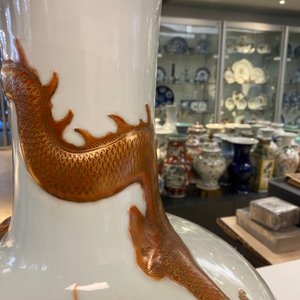 Un vase de forme 'tianqiu ping' en porcelaine de Chine famille verte à décor appliqué d'un dragon et de carpes, marque de Qianlong, 19ème — photo 45