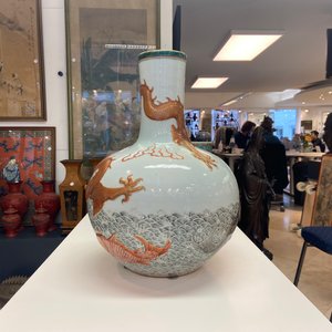 Un vase de forme 'tianqiu ping' en porcelaine de Chine famille verte à décor appliqué d'un dragon et de carpes, marque de Qianlong, 19ème — photo 51