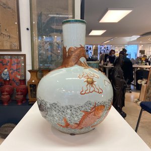 Un vase de forme 'tianqiu ping' en porcelaine de Chine famille verte à décor appliqué d'un dragon et de carpes, marque de Qianlong, 19ème — photo 52