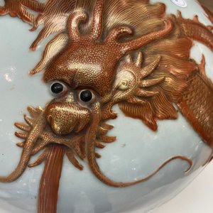 Un vase de forme 'tianqiu ping' en porcelaine de Chine famille verte à décor appliqué d'un dragon et de carpes, marque de Qianlong, 19ème — photo 54
