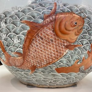 Un vase de forme 'tianqiu ping' en porcelaine de Chine famille verte à décor appliqué d'un dragon et de carpes, marque de Qianlong, 19ème — photo 57