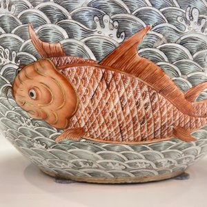 Un vase de forme 'tianqiu ping' en porcelaine de Chine famille verte à décor appliqué d'un dragon et de carpes, marque de Qianlong, 19ème — photo 60
