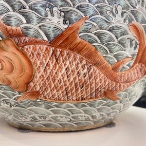 Un vase de forme 'tianqiu ping' en porcelaine de Chine famille verte à décor appliqué d'un dragon et de carpes, marque de Qianlong, 19ème — photo 61