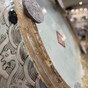 Un vase de forme 'tianqiu ping' en porcelaine de Chine famille verte à décor appliqué d'un dragon et de carpes, marque de Qianlong, 19ème — photo 65