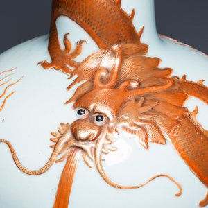 Un vase de forme 'tianqiu ping' en porcelaine de Chine famille verte à décor appliqué d'un dragon et de carpes, marque de Qianlong, 19ème — photo 7
