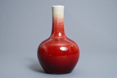Un vase de forme tianqiu ping en porcelaine de Chine langyao, 18/19ème