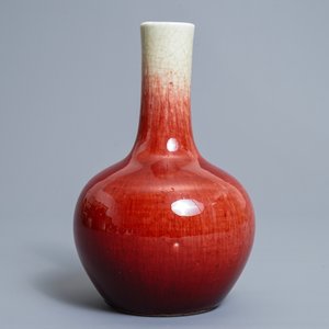 Un vase de forme tianqiu ping en porcelaine de Chine langyao, 18/19ème — photo 4