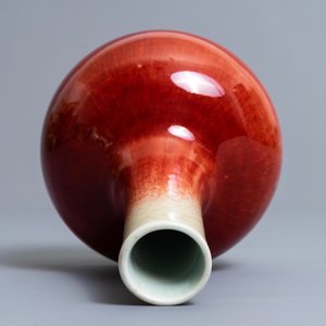 Un vase de forme tianqiu ping en porcelaine de Chine langyao, 18/19ème — photo 6