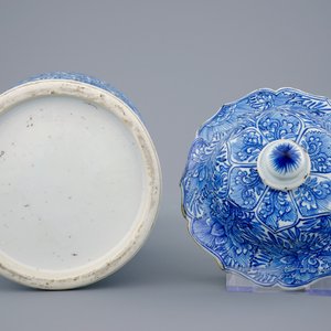 Un vase de forme très rare en porcelaine de Chine bleu et blanc, Kangxi — photo 6