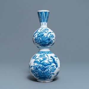Un vase de forme triple gourde en faïence de Delft bleu et blanc, fin du 17ème — photo 1