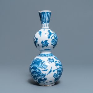 Un vase de forme triple gourde en faïence de Delft bleu et blanc, fin du 17ème — photo 2