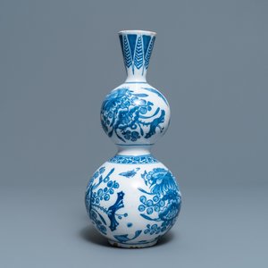 Un vase de forme triple gourde en faïence de Delft bleu et blanc, fin du 17ème — photo 3