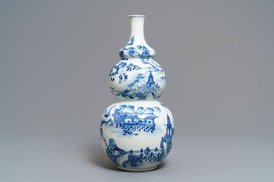 Un vase de forme triple gourde en porcelaine de Chine bleu et blanc, 19ème