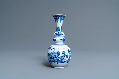 Un vase de forme triple gourde en porcelaine de Chine en bleu et blanc, Kangxi