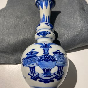 Un vase de forme triple gourde en porcelaine de Chine en bleu et blanc, Kangxi — photo 13