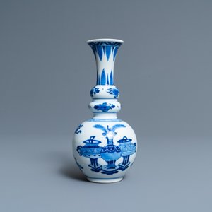 Un vase de forme triple gourde en porcelaine de Chine en bleu et blanc, Kangxi — photo 3