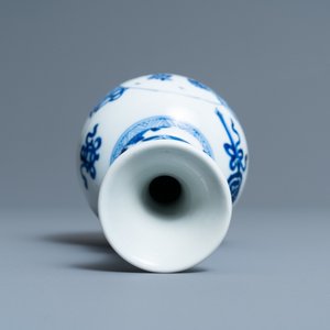 Un vase de forme triple gourde en porcelaine de Chine en bleu et blanc, Kangxi — photo 6