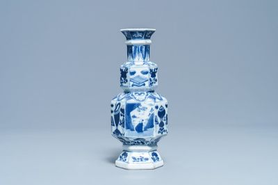 Un vase de forme triple gourde octagonale en porcelaine de Chine en bleu et blanc, Kangxi