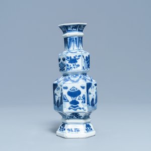 Un vase de forme triple gourde octagonale en porcelaine de Chine en bleu et blanc, Kangxi — photo 2