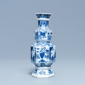 Un vase de forme triple gourde octagonale en porcelaine de Chine en bleu et blanc, Kangxi — photo 6