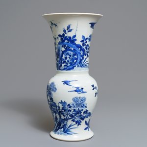 Un vase de forme yenyen en porcelaine de Chine bleu et blanc à décor 'bianco sopra bianco', Kangxi — photo 4