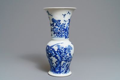 Un vase de forme yenyen en porcelaine de Chine bleu et blanc à décor 'bianco sopra bianco', Kangxi