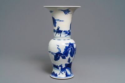 Un vase de forme yenyen en porcelaine de Chine bleu et blanc à décor de cerfs et grues, Kangxi