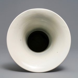 Un vase de forme yenyen en porcelaine de Chine bleu et blanc à décor de cerfs et grues, Kangxi — photo 7