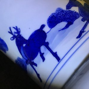 Un vase de forme yenyen en porcelaine de Chine bleu et blanc à décor de cerfs et grues, Kangxi — photo 20