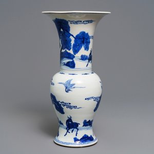 Un vase de forme yenyen en porcelaine de Chine bleu et blanc à décor de cerfs et grues, Kangxi — photo 2