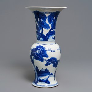 Un vase de forme yenyen en porcelaine de Chine bleu et blanc à décor de cerfs et grues, Kangxi — photo 3