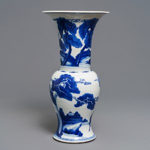 Un vase de forme yenyen en porcelaine de Chine bleu et blanc à décor de cerfs et grues, Kangxi — photo 5