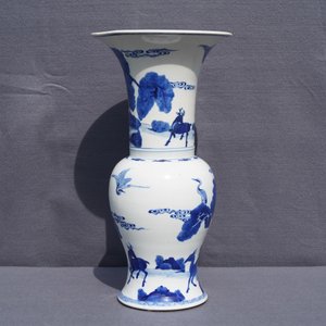 Un vase de forme yenyen en porcelaine de Chine bleu et blanc à décor de cerfs et grues, Kangxi — photo 9