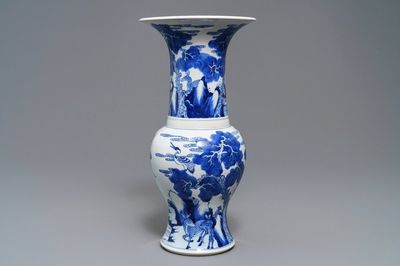 Un vase de forme yenyen en porcelaine de Chine bleu et blanc à décor de cerfs et grues, Kangxi