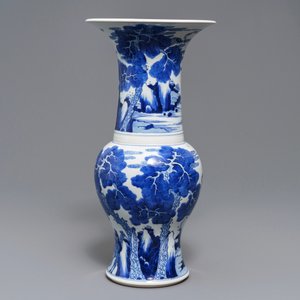 Un vase de forme yenyen en porcelaine de Chine bleu et blanc à décor de cerfs et grues, Kangxi — photo 4