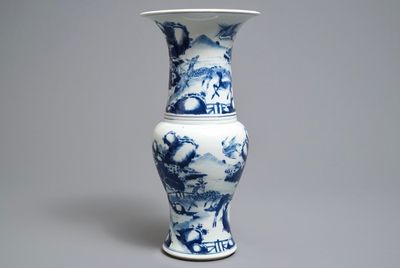 Un vase de forme yenyen en porcelaine de Chine bleu et blanc, Kangxi