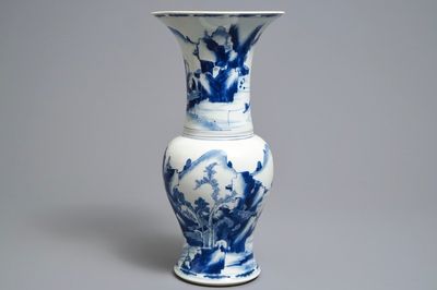 Un vase de forme yenyen en porcelaine de Chine bleu et blanc, Kangxi