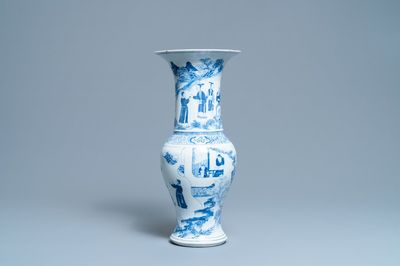 Un vase de forme yenyen en porcelaine de Chine en bleu et blanc, 19ème
